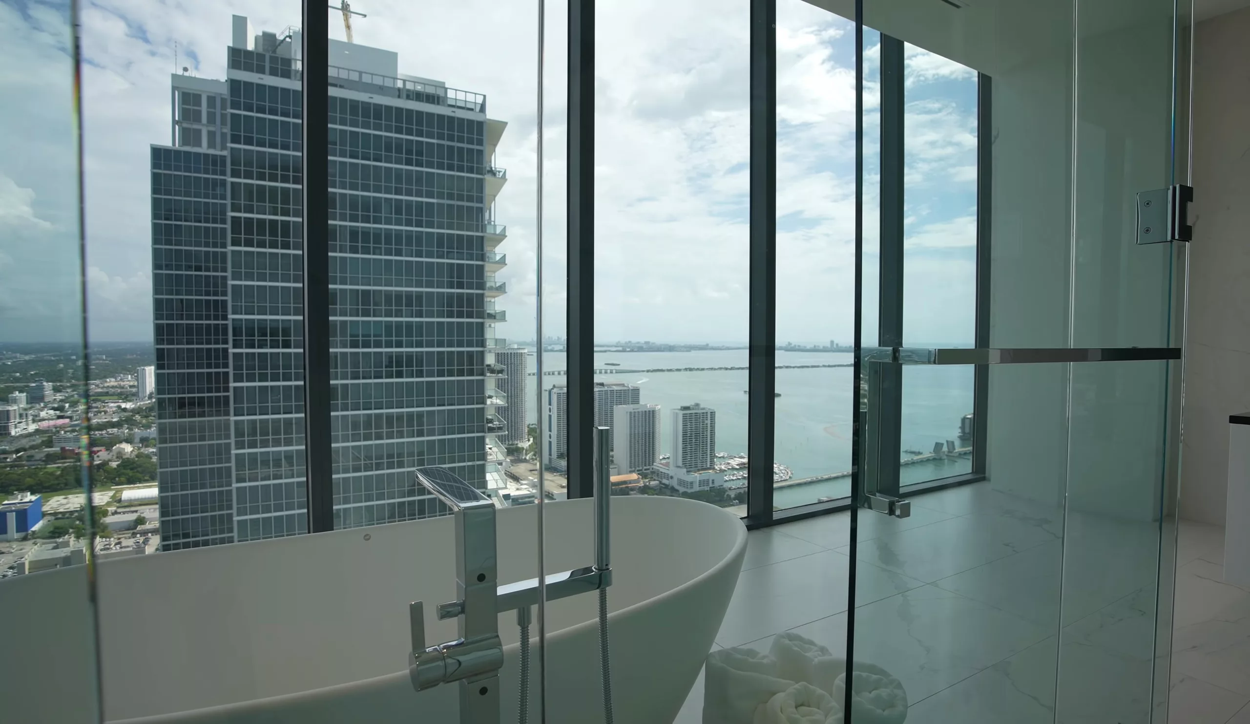 California,,24,August,2021:,Luxurious,,Spacious,And,Furnished,Bathroom.,Modern