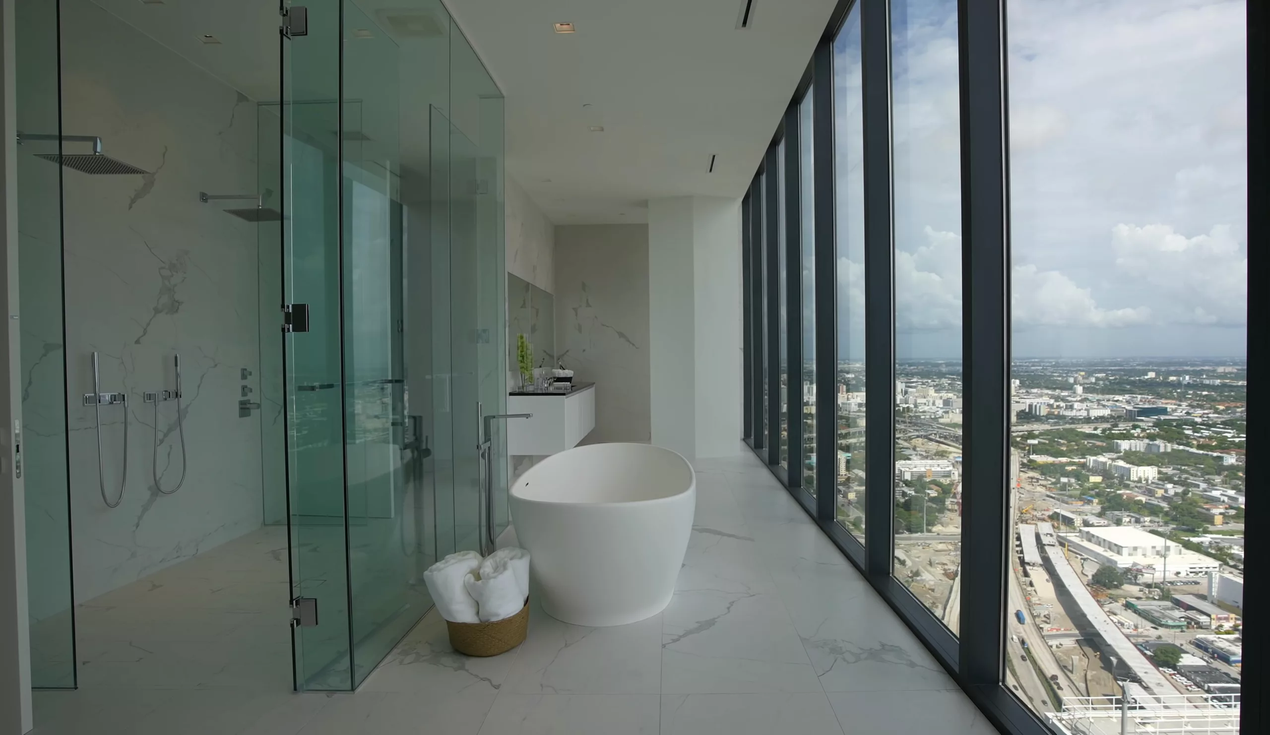 California,,24,August,2021:,Luxurious,,Spacious,And,Furnished,Bathroom.,Modern